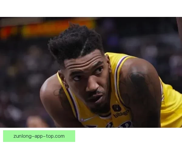 湖人首节大比分落后雷霆东契奇低迷里夫斯伤情引关注